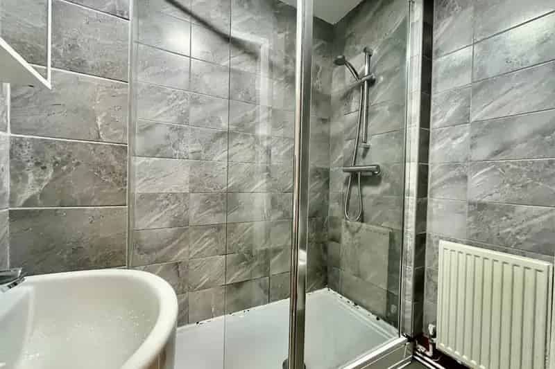 3-Bedroom Furnished Flat in Burley - Parking Available - Zero Deposit Guarantee