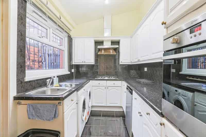 4-Bedroom Terraced House Near Leeds City Centre