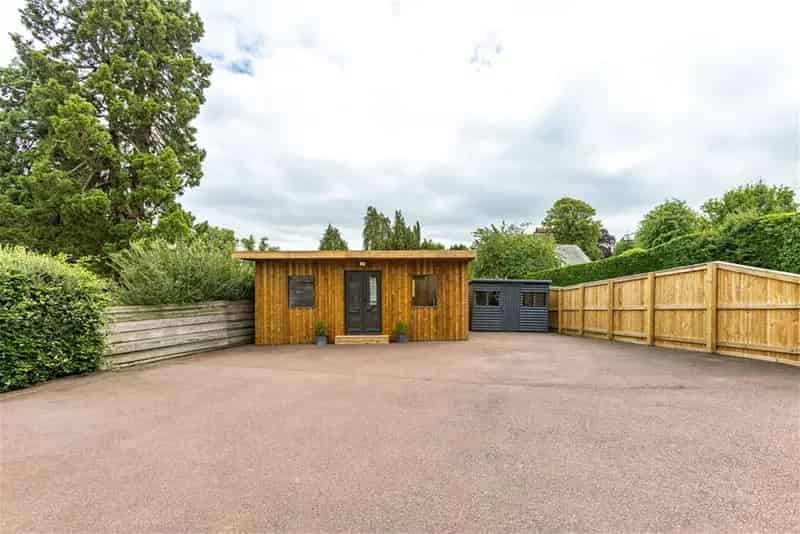 4 Bed Detached House with 3 Reception Rooms