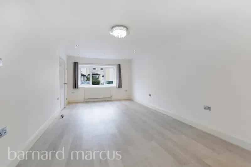 Spacious 3-Bed Home in Sutton with Modern Kitchen and Garden