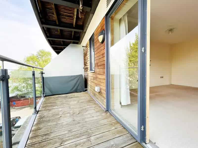One Bedroom Apartment St James Square Modern Living Close to Town Centre