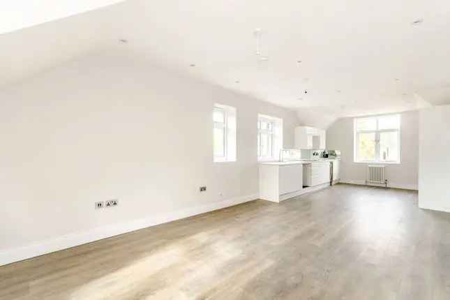 Flat to rent in Harold Road, Crystal Palace, London SE19