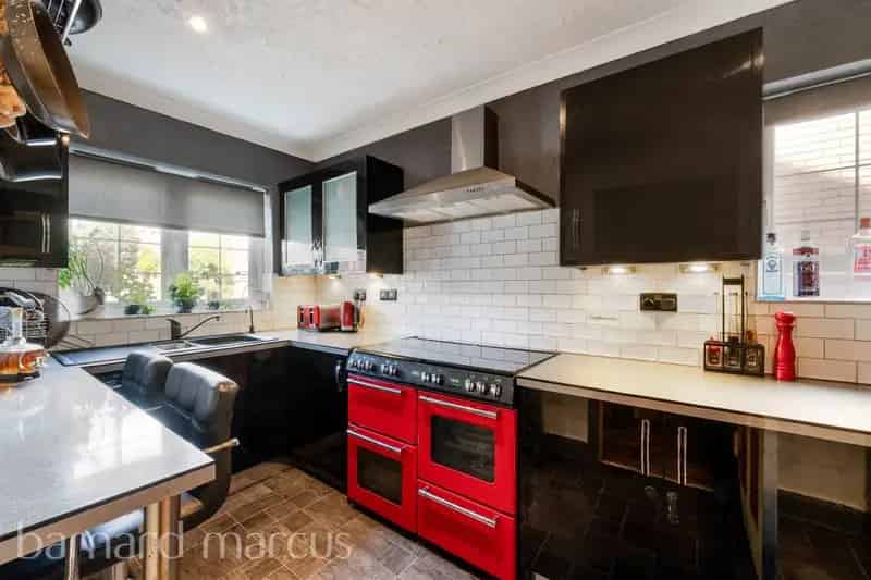 4 Bedroom House with Garage and Boarded Loft - Ideal Family Home