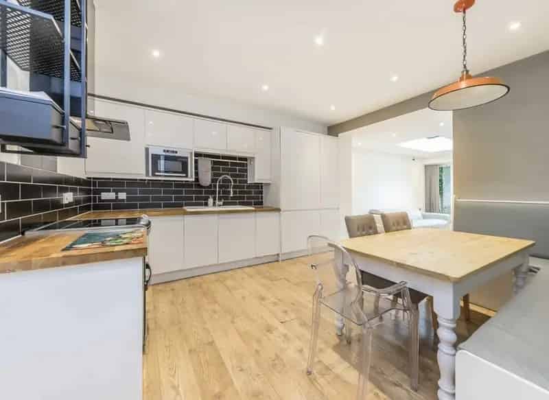 Modern 2-Double Bedroom Apartment Near Piccadilly Line