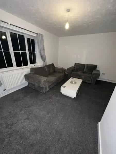 Large 2 Double Bedroom Flat Near Wharf with Parking