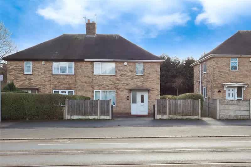 3 Bedroom Semi-Detached House with Modern Kitchen and Driveway - No Upward Chain