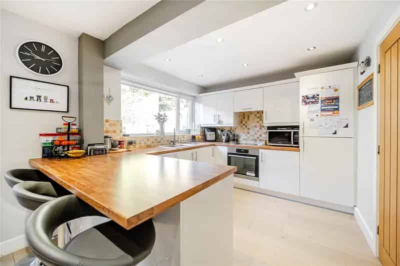 3 Bed Detached House Rodley High Standard Family Home Ample Parking