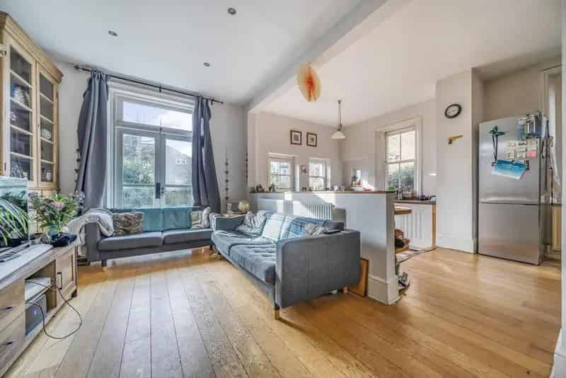 Four Bedroom Victorian Semi-Detached House Near ED Station