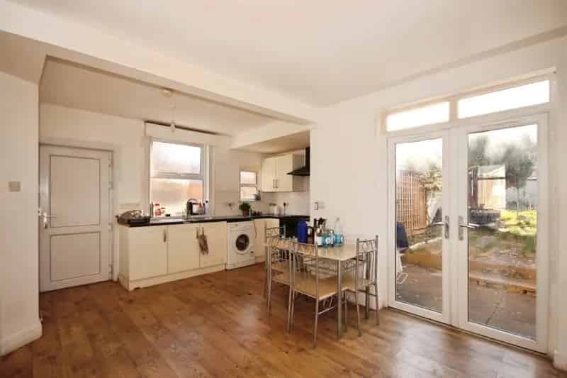 Three Bedroom House For Sale Near Town Centre