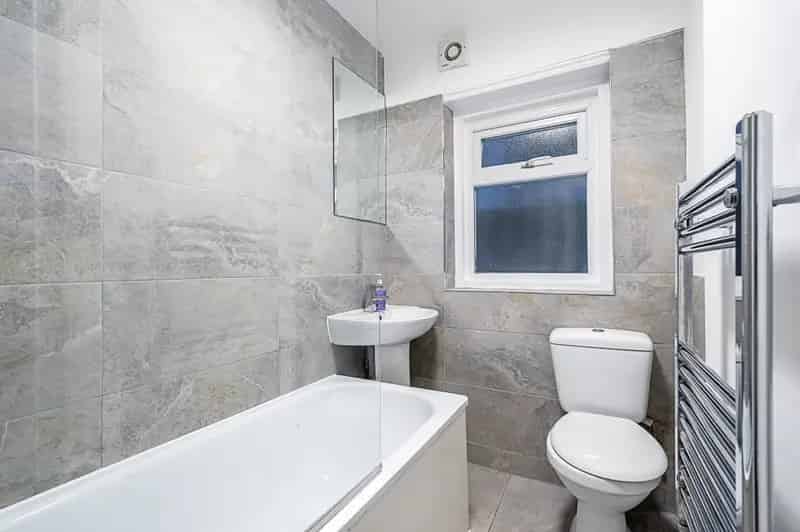2 Double Bedroom Garden Flat near Queen's Park Station