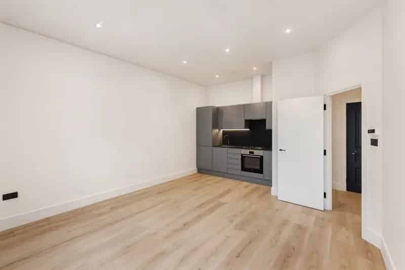 Immaculate Apartment Near Transport Links and Amenities