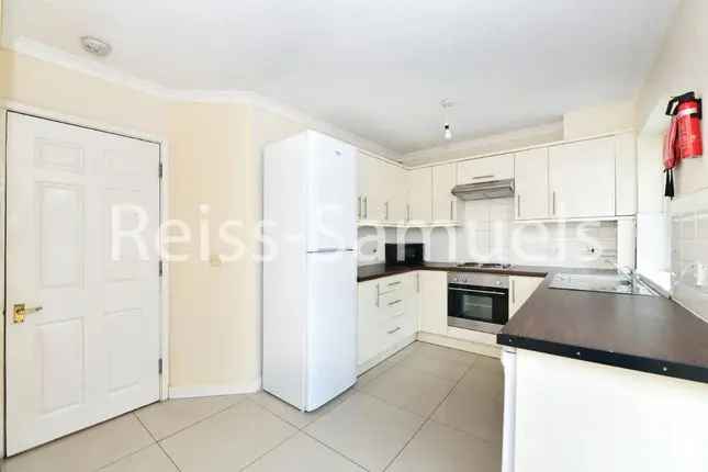 Town house to rent in Barnfield Place, Isle Of Dogs, Docklands, Canary Wharf, London E14