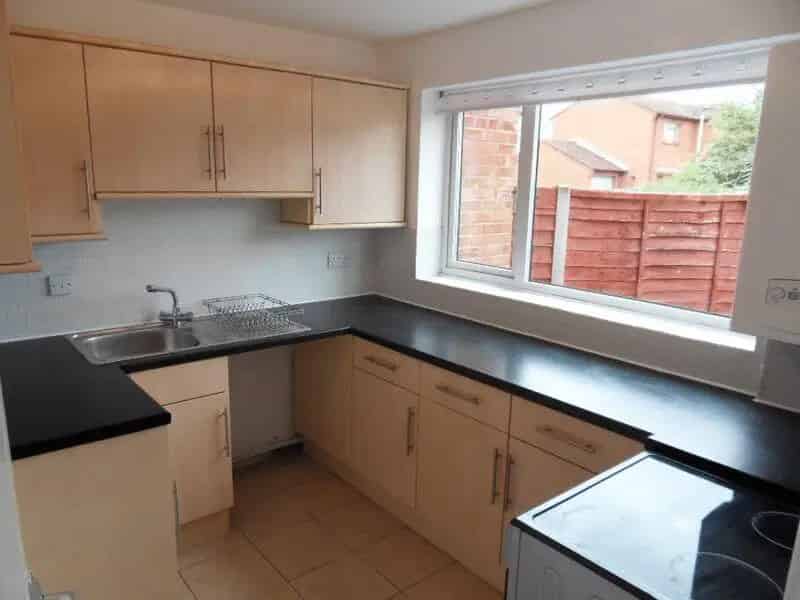 2 Bedroom Ground Floor Flat with Garden and Parking
