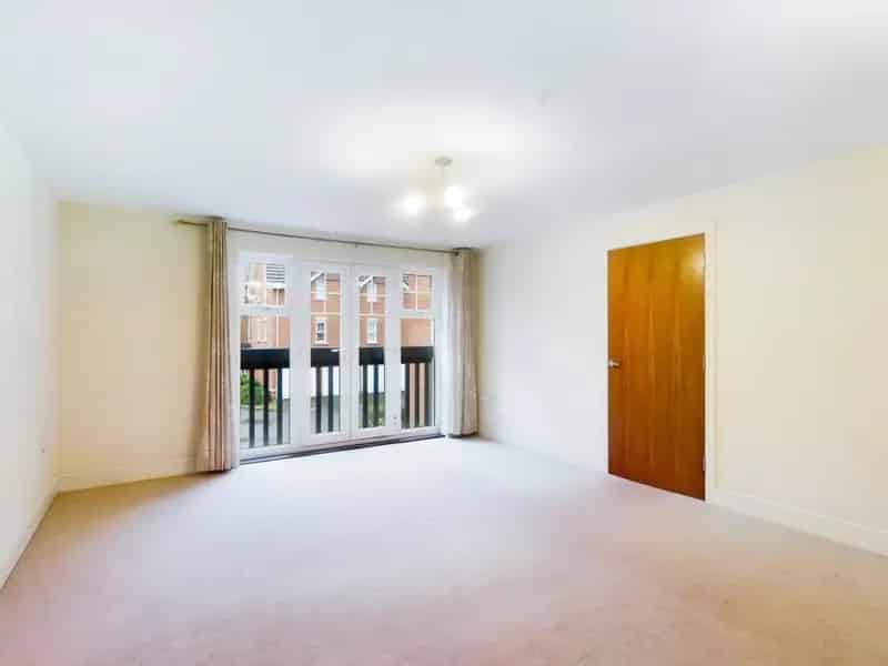 1 Bedroom Flat for Sale Near Three Bridges Station