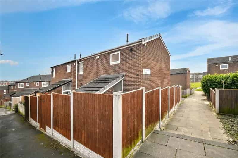2 Bed Semi-Detached Home Near M62 M1