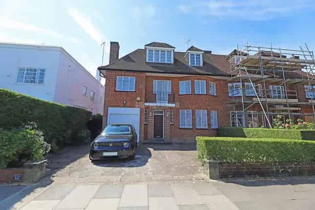 5 Bedroom Semi-Detached House for Sale in Hampstead Garden Suburb