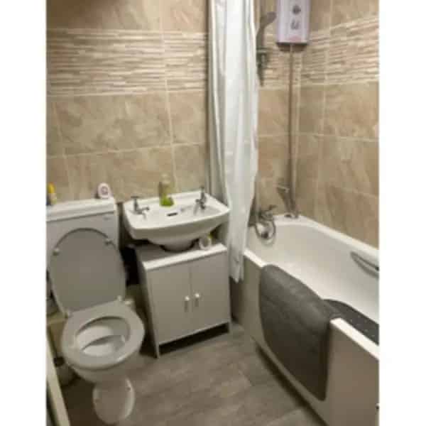 2 Bed Flat Near Supermarket and Schools