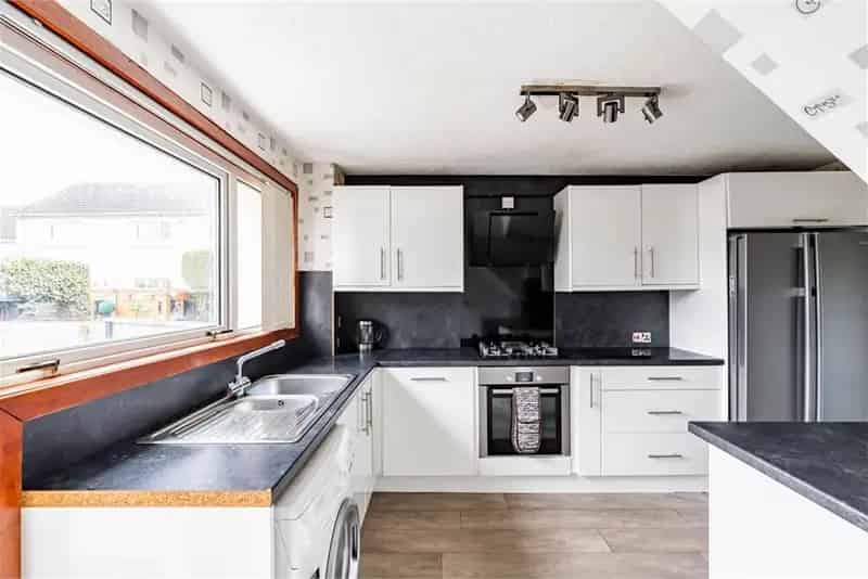 3 Bed Terraced House with Conservatory and Private Gardens