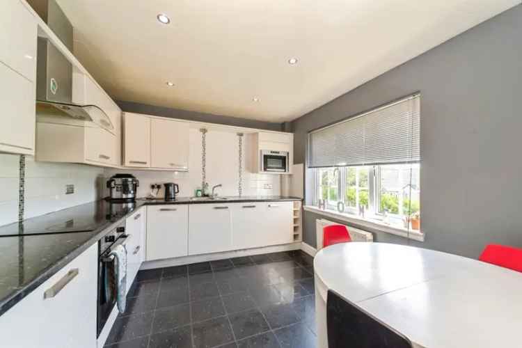 Detached Split Level Villa - 5 Beds, 2 Baths, Cinema Room