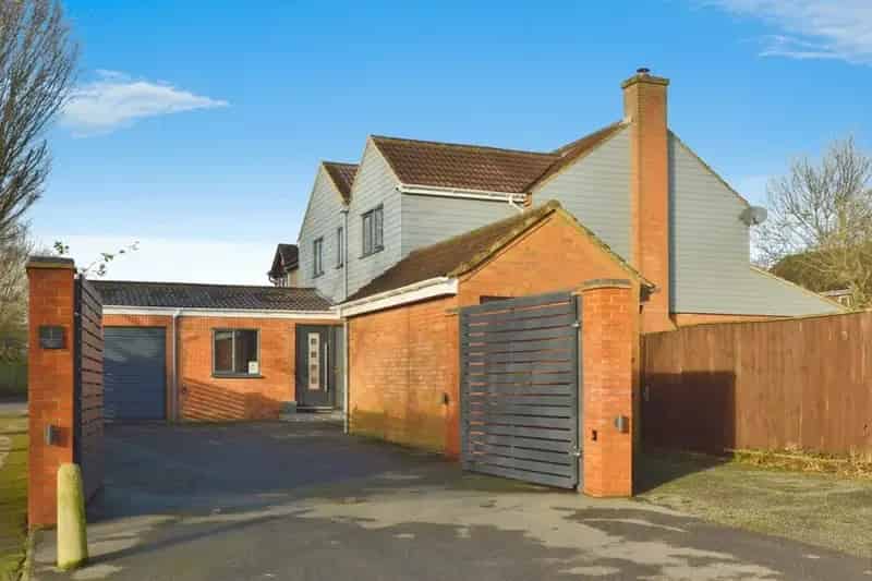Stunning FourFive Bedroom Detached Family Home with Annex