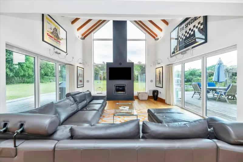 Keepers Cottage: Luxurious Queen Anne Home in Mature Woodland