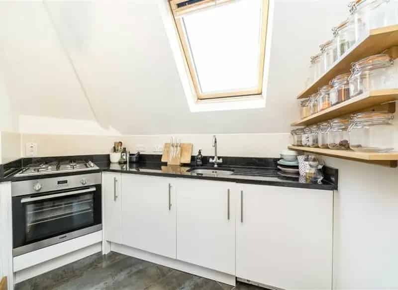 Top Floor Studio Apartment near Teddington High Street