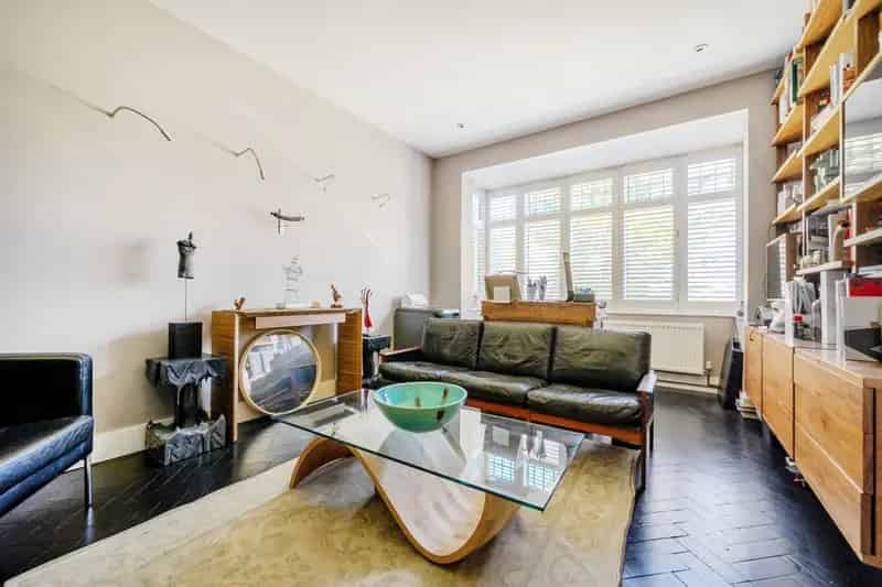 5 Bedroom Semi Detached House with Garage and Large Garden
