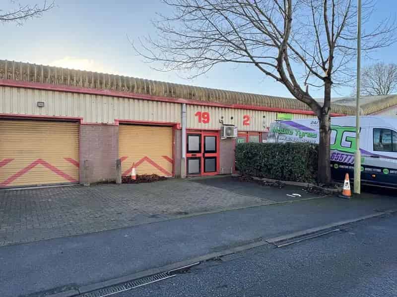 Mid Terrace Industrial Unit Fareham 86.39 sq m 2 Parking Spaces