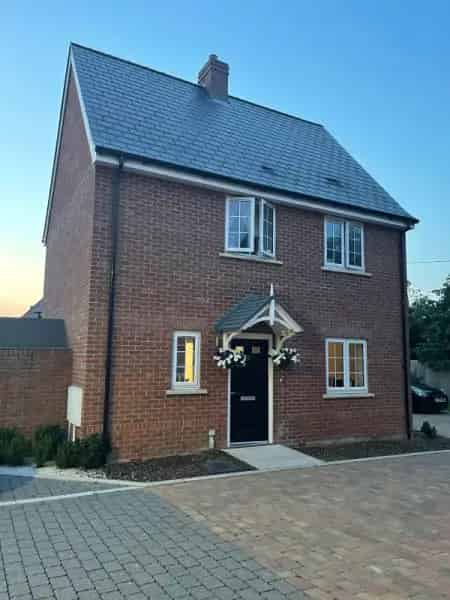 2 Bed Rural House with Large Garden and Parking