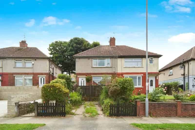 3 Bedroom Semi-Detached House For Sale Large Plot Driveway Parking