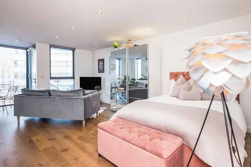 Salford Quays Studio Apartment with Parking and Balcony