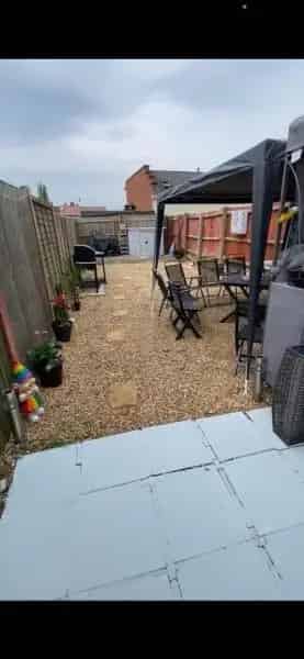 2 Bed House with Garden Near Shops and Train Station