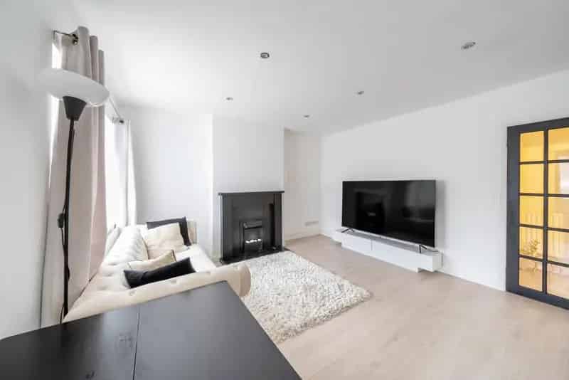 Two Double Bedroom Ground Floor Maisonette with Private Garden