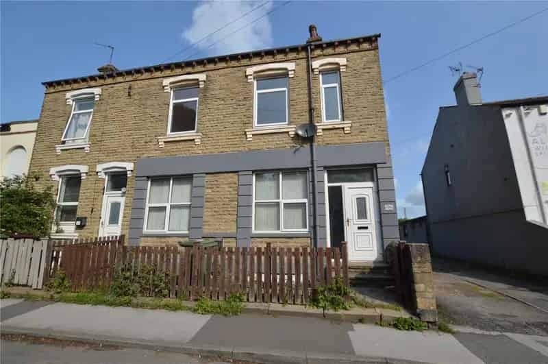 Two Bedroom Semi-Detached House Ossett West Wakefield Near Motorways