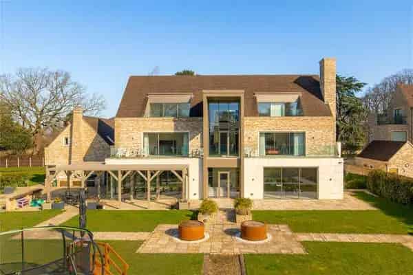Exceptional 5-Bedroom Family Home with 3.5 Acres in Great Shelford