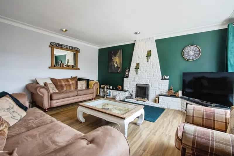 4 Bedroom Detached Bungalow with Conservatory and Gardens