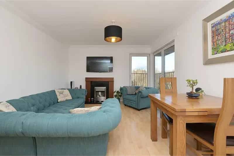 2 Bed Top Floor Flat Livingston Modern Kitchen Easy Access Motorways