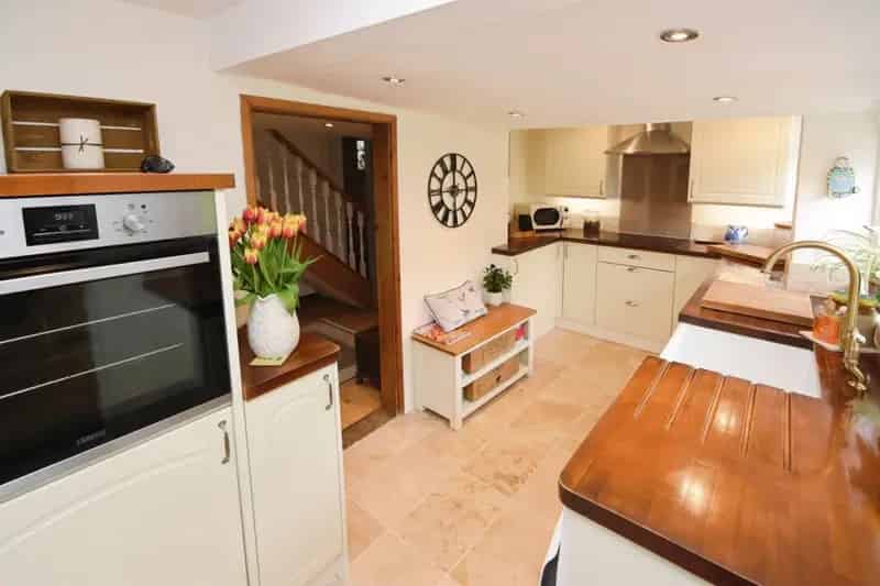 Charming Cottage with Modern Comforts and Versatile Outbuildings
