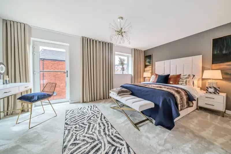 4 Bedroom Semi-Detached House Windsor Family Home