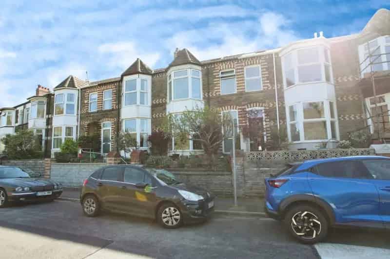 3 Bedroom Terraced House Near Amenities and Schools