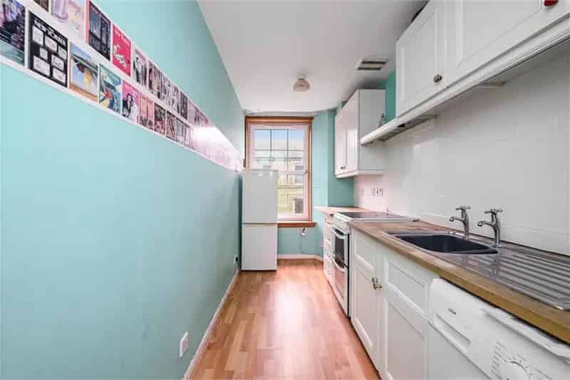 2 Bed Flat - Third Floor with 1 Reception Room