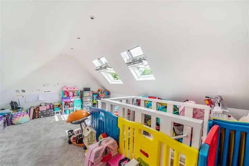 2 Bed House for Sale in Esher