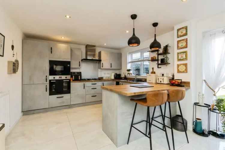 Four Bedroom Detached House with Modern Kitchen and Landscaped Garden