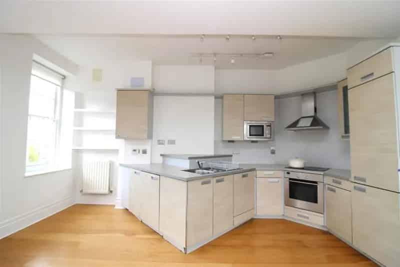 Bright Spacious Apartment near Brighton Seafront