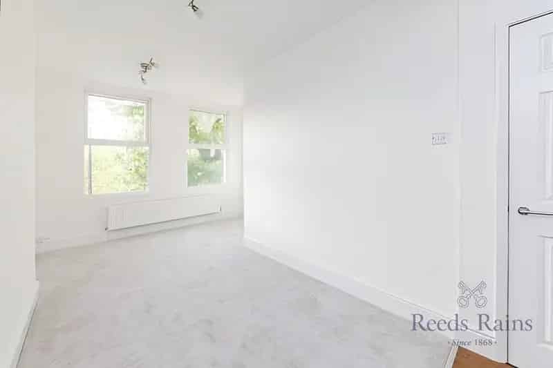 1 Bedroom Flat for Sale in London SE6 - Chain Free