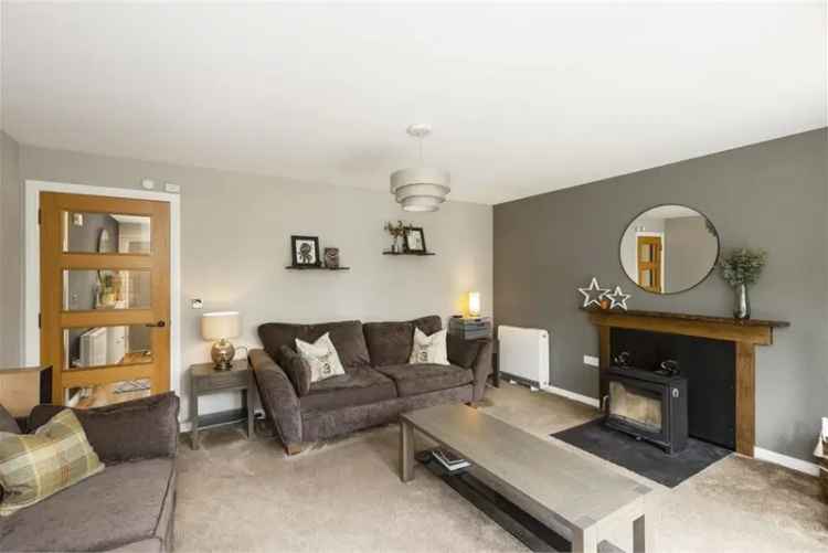 4 Bed House - Detached with 2 Reception Rooms