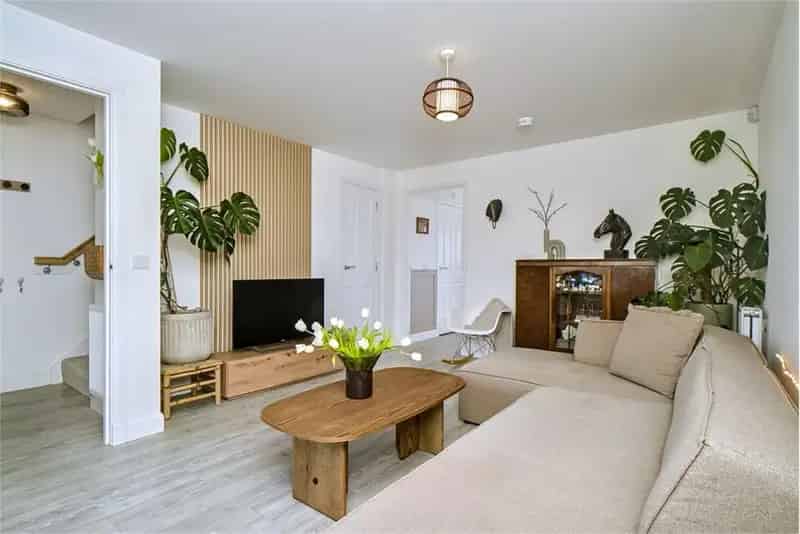 3 Bed Mid Terraced House Mortonhall Modern Interior Ample Parking