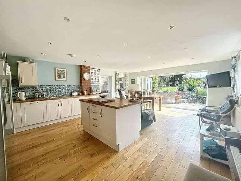 4 Bed Detached House For Sale