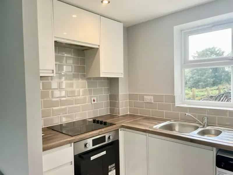 2 Bedroom Flat For Sale Near Train Station and Town Centre