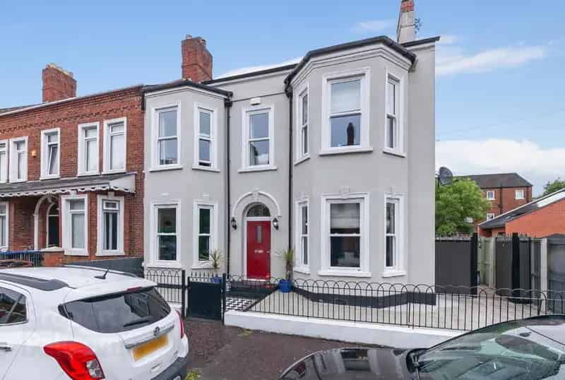 Renovated Townhouse Five Double Bedrooms North Belfast